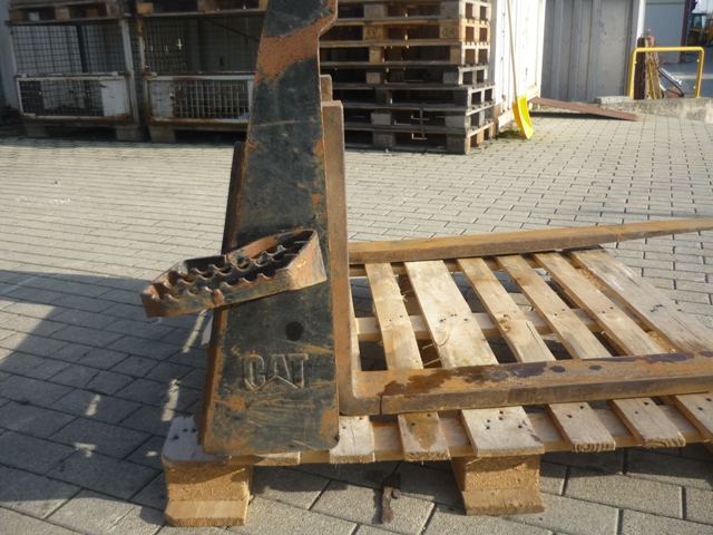 CAT 236B raklapvilla (5).JPG